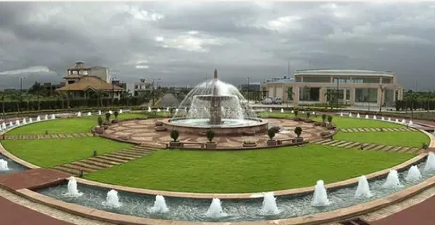 The main centre fountain and gardens at Anandam World City